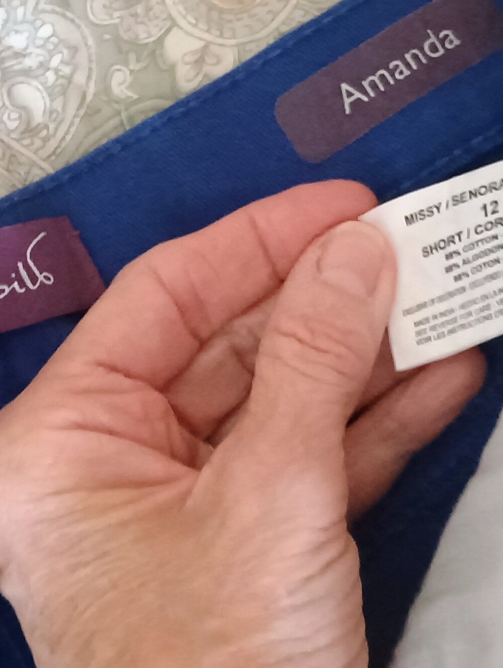 Gloria Vanderbilt Blue Cropped Jeans - Picture 4 of 7